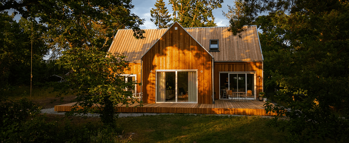 Image de maison en bois entouré d'arbres