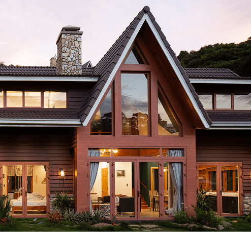 Image de maison avec des vitres transparentes et des lumières allumées